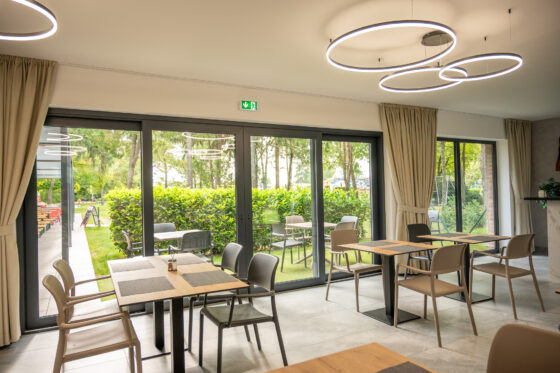 Deceuninck Elegant tolóajtó rendszer – Modern PVC megoldás, amely fényt, komfortot és biztonságot hoz otthonába